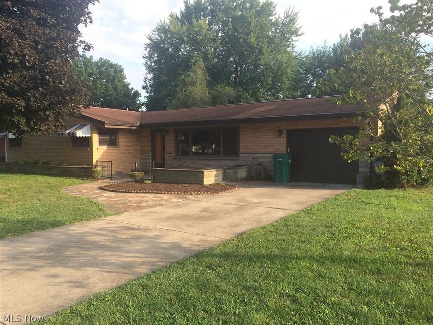 Total One Floor Living!! Nice Vienna Brick Ranch...Large level fenced lot....Well maintained..features hardwood floors, updated windows, unique built-ins,
ceramic floors in bath & kitchen..This 3 bedroom , 1 1/2 bath, formal dining room,living room, spacious family room large laundry room and a covered back porch...Great Value!  Don't miss this one ..call Today to view !