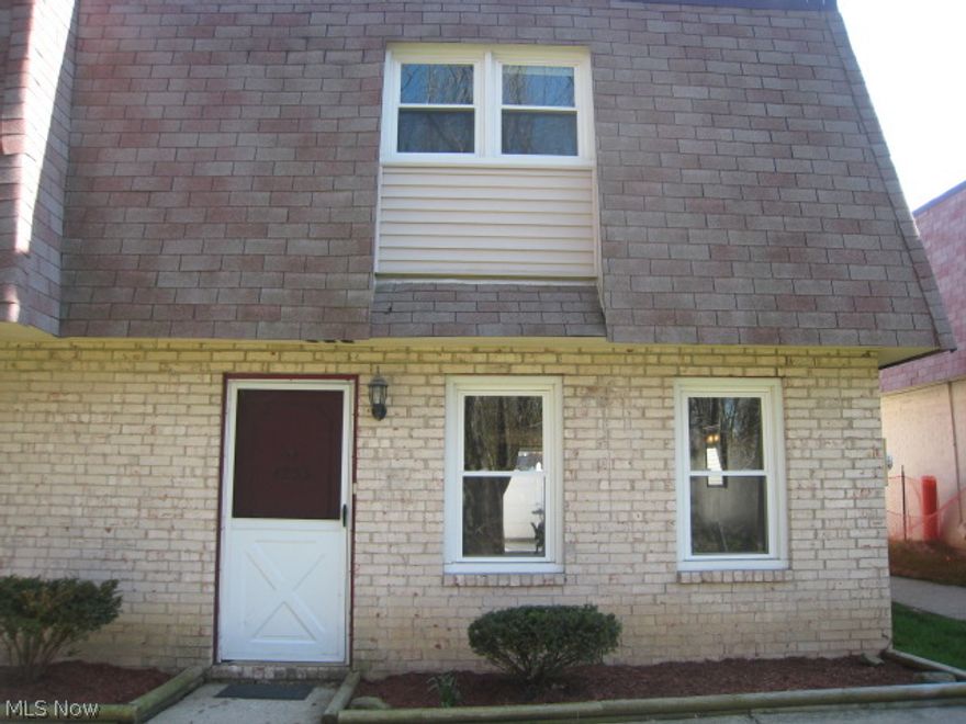 This end unit condo is priced to sell and in great shape! A fully applianced kitchen with room to eat in. There is a convenient storage and laundry room off of the kitchen. New carpet in the living room and dining room. The dining room has sliders to the large enclosed private patio, great for grilling. There is a half bath on the first level. Three bedrooms are on the second floor, including a spacious master and a full bath. The 1 car garage is attached for your convenience. There is a $50.00 a month assessment on the property begging Aug 1st. This is for parkinh lot and road maintanence.
There is nothing to do but move in!