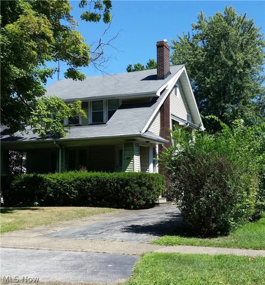 Fully furnished and ready to move into or rent out! ONLINE bidding ends Sept. 21st starting at 6:30 pm.  BUY IT NOW for $27,000 plus a 10% buyers premium for a contract price of $29.700.  ONLINE bidding starts at $19,000 + a 10% buyers premium.  $3,500 non-refundable down payment by certified check with contract, closing in 30 days. Sells as is.  Gorgeous woodwork throughout this 2-story home.  Dining room has beautiful built-in cabinets ready to display your china and collectibles. Good size living room and eat in kitchen completes the first floor.  Open stairway leads to the 2nd floor complete with 3 bedrooms (all with good size closets) and a full bathroom.  Full basement has washer and dryer.  House comes furnished and with all appliances plus decorating items. Close to Trumbull Memorial Hospital, shopping and freeway.  A fabulous opportunity for the investor or someone looking for something move-in ready! House has vinyl siding, newer storm windows.  2-car garage is newer. Plenty