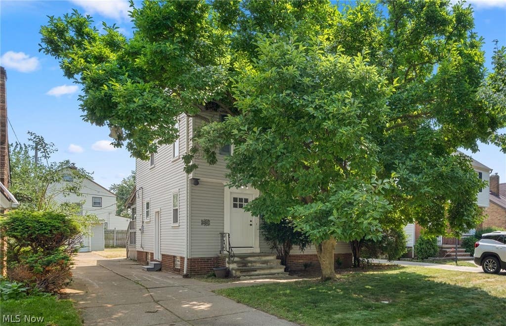 Photo of 16805 Milburn Avenue, Cleveland, OH 44135 (MLS # 5224718)