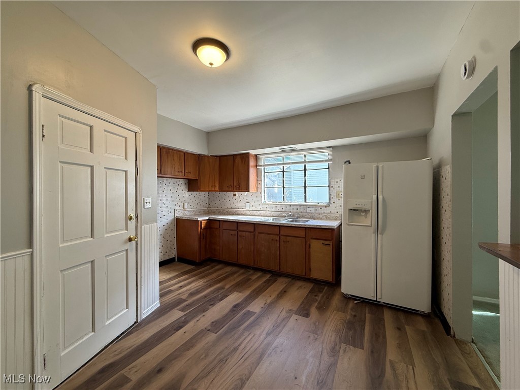 L H Mcarthurs - Residential Lease