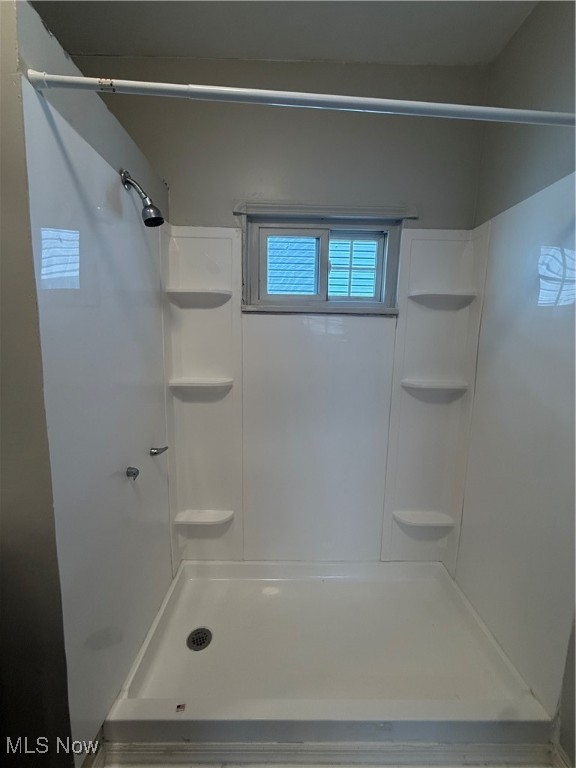 L H Mcarthurs - Residential Lease