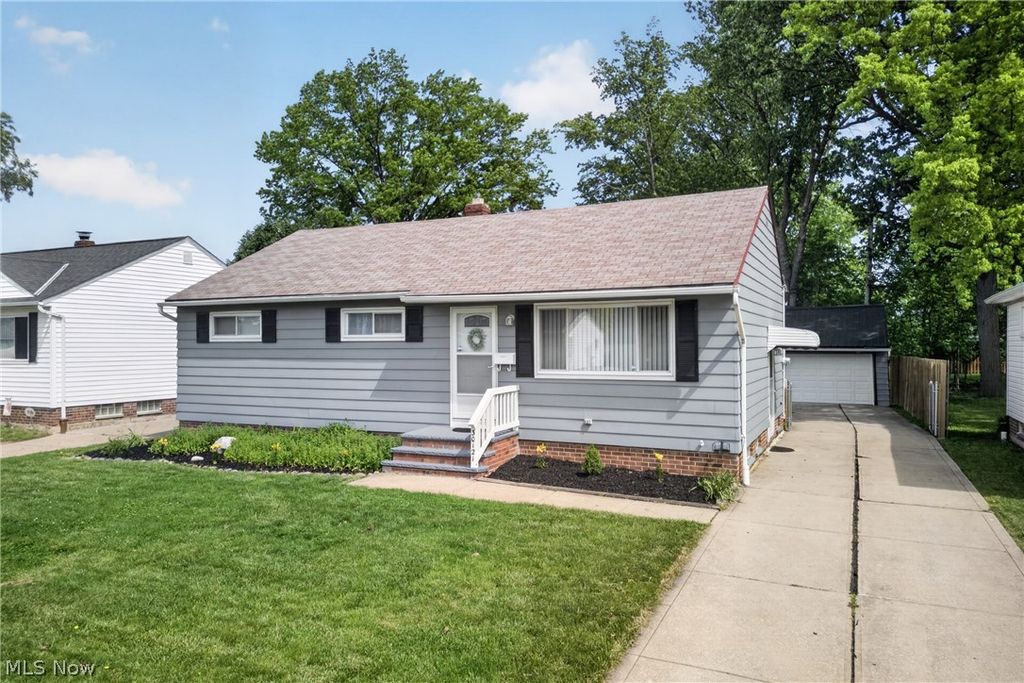 Photo of 30121 Vineyard Road, Willowick, OH 44095 (MLS # 5211541)