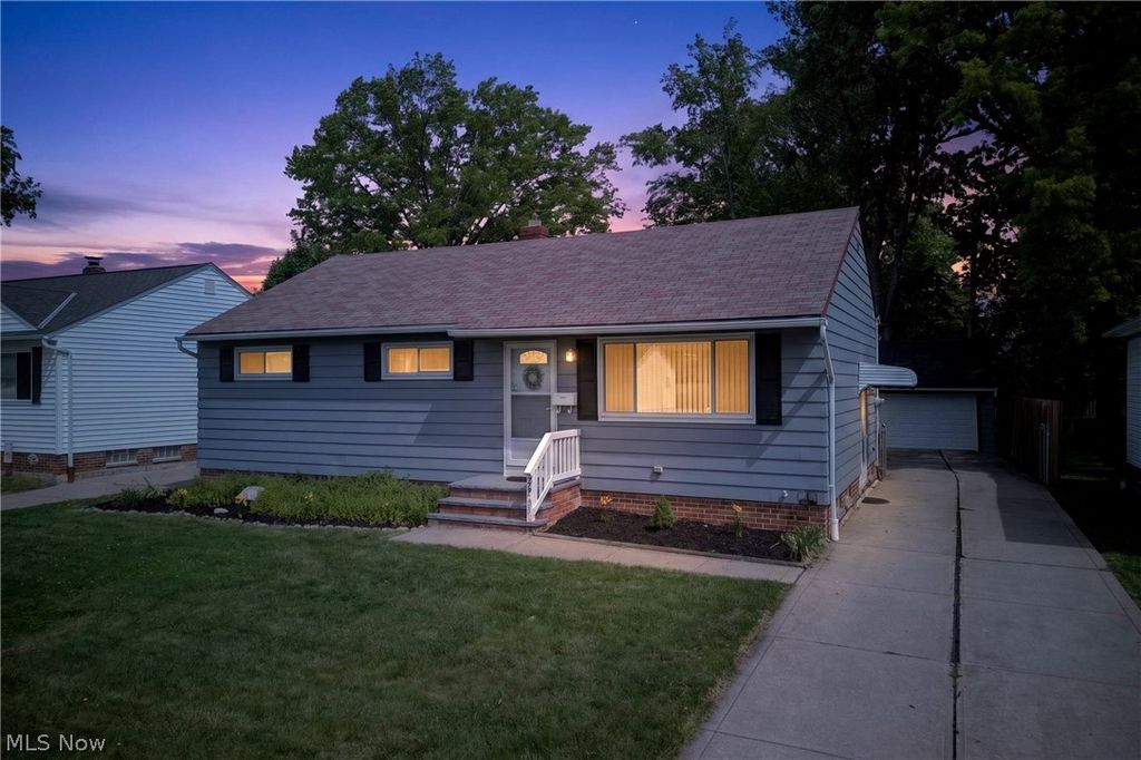Photo of 30121 Vineyard Road, Willowick, OH 44095 (MLS # 5211541)
