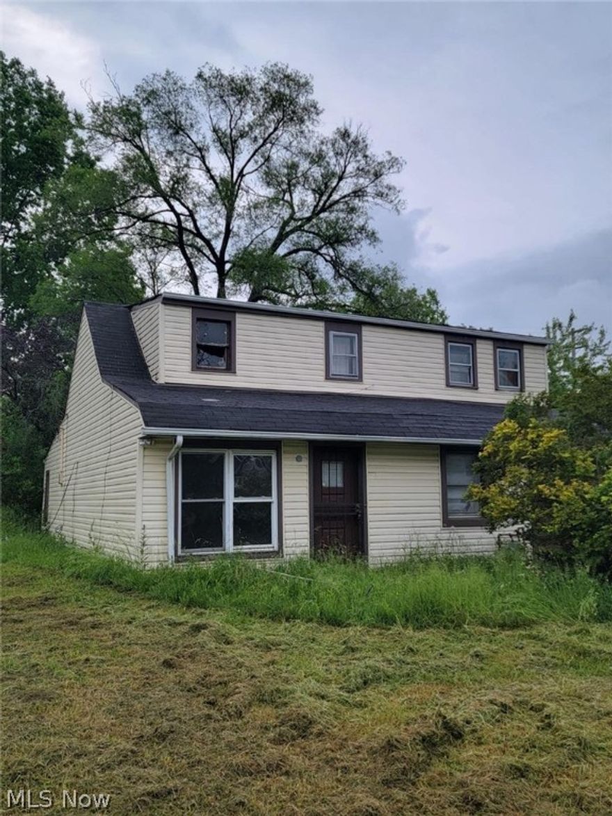 Ready to flash your fixer-upper skills? This property offers plenty of potential. Just think of what you'll be able to do with plenty of imagination and elbow grease to restore this home.