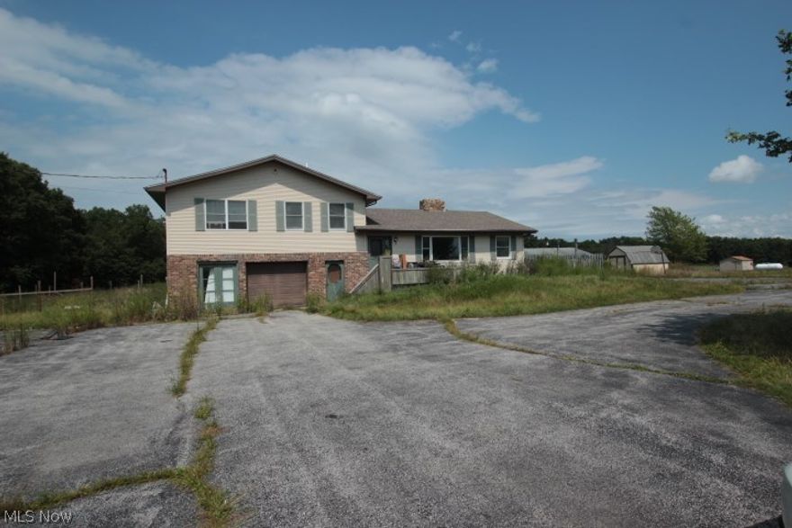 Spacious 3 bed 2.5 bath 4 level split with attached 1car garage plus 3car detached garage/ barn/stable. 6 acres. Room
to roam and work to be done. Tons of potential.