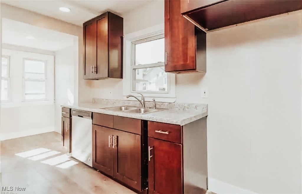 Photo of 810 Mohawk Avenue, Akron, OH 44305 (MLS # 5167820)