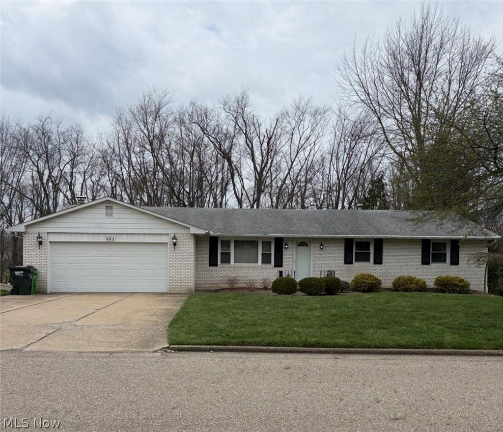 Photo of 953 Carnation Street NE, Massillon, OH 44646 (MLS # 5197493)