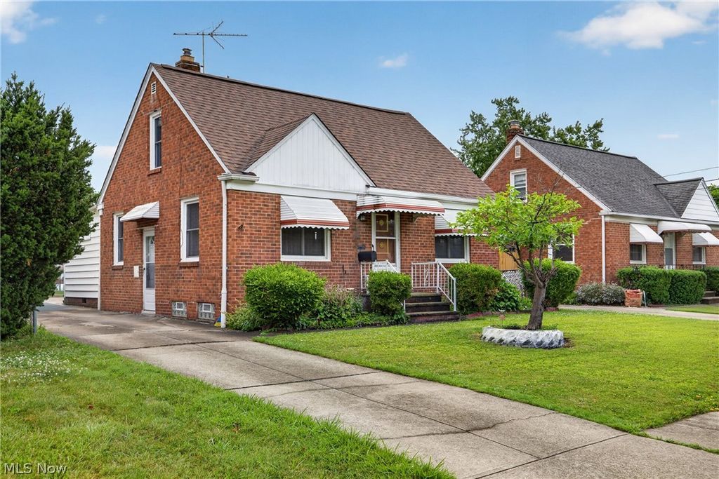 Photo of 811 E 212th Street, Euclid, OH 44119 (MLS # 5221069)