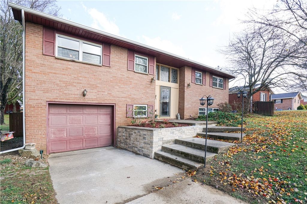 Photo of 906 Westview Drive, Belpre, OH 45714 (MLS # 5173920)