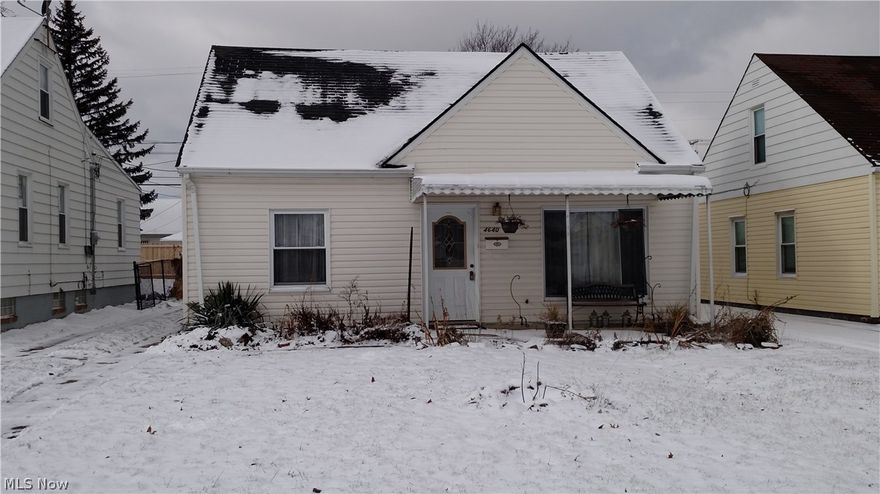 Great starter home! Move in ready! Lots of updates from early 2000's, windows, sliding glass doors, flooring etc.... Third bedroom could be used as a family room as it has a slider leading to the rear yard. Quick access to 71 and 480!