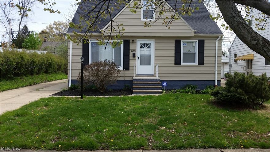 Move in condition, worry free with included Home warranty from America's Prefered Home Warranty. 3 bedrooms 2 bath and lots of
updates Windows, furnace, hot water tank, roof , all within 5 years . Lots of space in this home with large
lower level rec room. Kitchen has abundant cabinet space newer appliances including gas range, refrigerator, dishwasher, and newer cabinets.
plenty of light through this home is viewed through the new living room windows , and new carpet throughout help make this an exceptionally updated home with fresh paint throughout. Large master room with spacious closets. Not to mention this home is located 2-15 mins drive from shopping, entertainment, parks, schools, and places of worship . Call and schedule a private showing today.