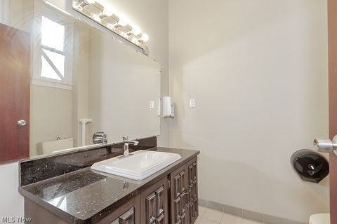 Apartment in Cleveland OH 15432 Lake Shore Boulevard 8.jpg