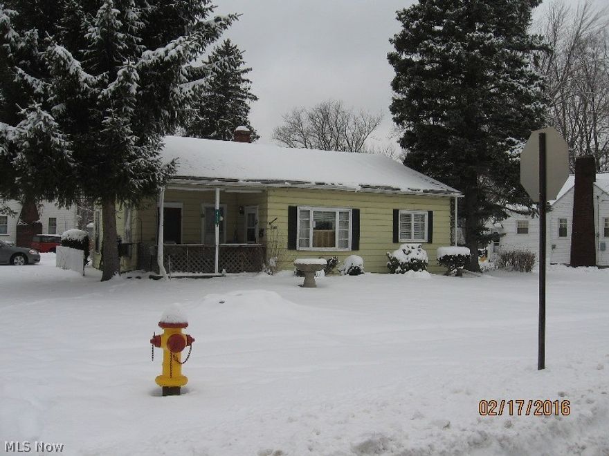Perfect project for the cash buyer who wants to make it their own! This 3 bdrm., 1 bath ranch is situated on a .23 acre
corner lot just North of downtown. Features eat- in kitchen open to the living room. Furnace and hot water tank were
installed in 2005. Stove, refrigerator, freezer, washer and dryer included. Cute covered front porch. Being sold as is.
