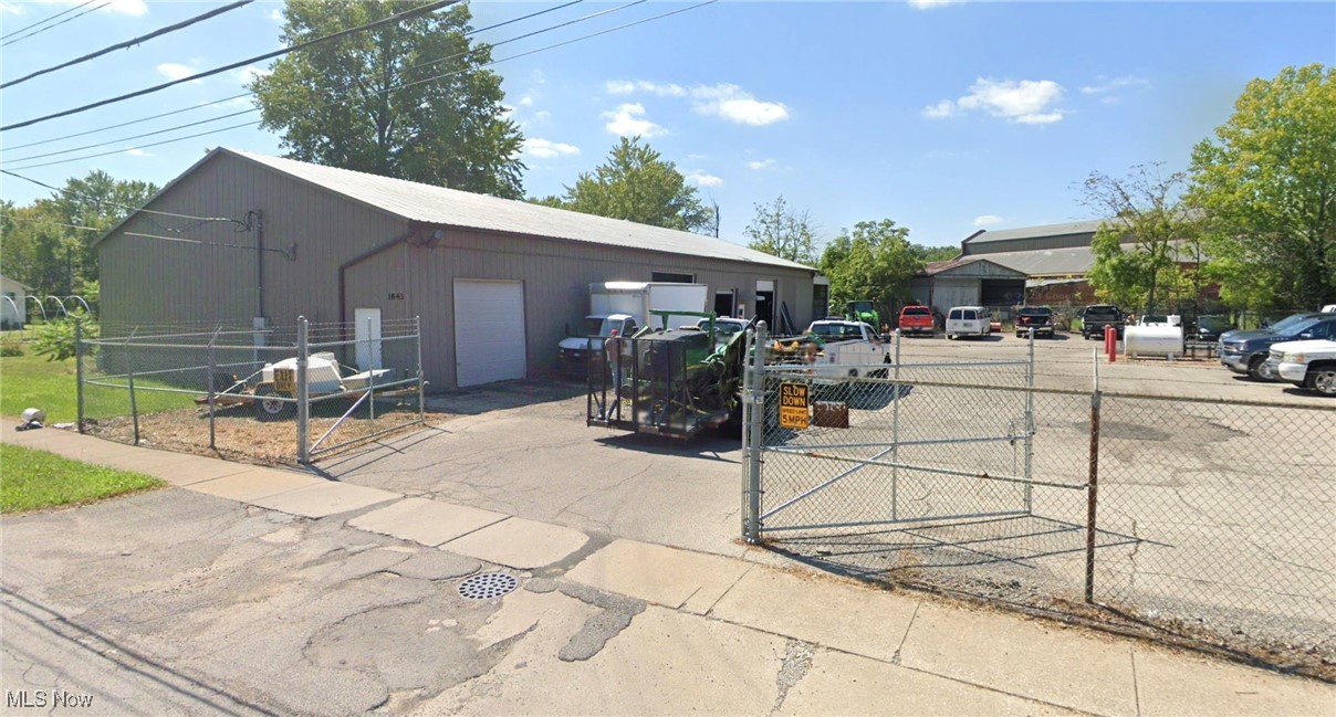 Being sold as an Investment Portfolio - see supplements for list of 9 properties, 11 units. This great opportunity of flex space, mixed use, residential, apartments and warehouse all full with yearly and multi year tenants in place, some for 25 years. Brings in great cash flow and low maintenance properties and tenants. One of a kind portfolios for investor. Potentially certain properties can be broken off of the portfolio and sold separately.
Following properties to be included in the sale of the portfolio: 158 Eady - PP# 06-25-012-102-024 - garage 1500sqft ; 1843 Middle - PP# 10-00-003-119-035 - garage 6000sqft ; 114 Kenwood - PP# 06-25-013-102-008 - garage 2560sqft ; 157 Kenwood - PP# 06-25-013-101-013 & 06-25-013-101-014 - garage, office, warehouse, lot 3344sqft ; 165 Kenwood - PP# 06-25-013-101-016 - garage/warehouse blue bldg 1920sqft, brown bldg 2120sqft ; 165.5 Kenwood - PP# 06-25-013-101-017 - lot, garage, office 400sqft ;
154 Woodbury - PP# 06-25-014-103-025 & 06-25-014-103-026 - garage, 2 apts 3552sqft ; 158 Woodbury - PP# 06-25-014-103-021 - garage/warehouse 1600sqft ; 164 Woodbury - PP# 06-25-014-103-022 - house 3 bed, 1 bath 816sqft