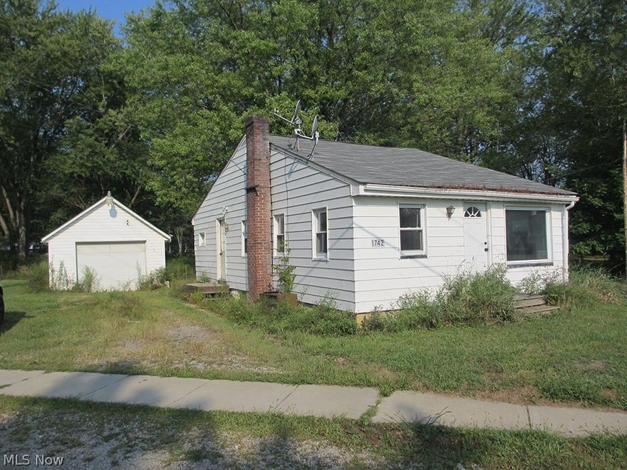 Absolute Auction, sells to the highest bidder on location: Thursday – October 15th, 2015 – 5:30PM  - Three Bedroom Home w/ Garage - Walking Distance to Lake Milton - Nice Corner Lot - Ideal Investment Or Starter Home - Mahoning County – Craig Beach Village - Jackson Milton Local Schools - HOME FEATURES: Home built in 1945’ having approx. 840 sq ft situated on 45’x108’ corner lot. Walking distance to Lake Milton. Main level having kitchen, living room, three bedrooms and full bath. Full basement with gas furnace, central air, updated hot water heater, breaker elec and public water/sewer. Shingles were replaced in 2008’ and single car detached garage. Home open auction day starting at 4:30PM for inspections. TERMS ON REAL ESTATE: 15% down auction day, balance due at closing. There will be a 10% buyer premium added to the final bid to determine the purchase price. Any desired inspections must be made prior to bidding. All information contained herein was derived from sources believed to b