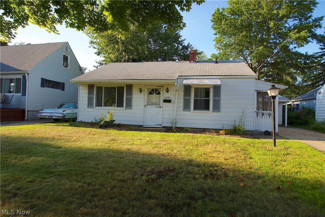 Great investment property! Quaint home on a quiet street. Book your showing today and check out this great rental today!