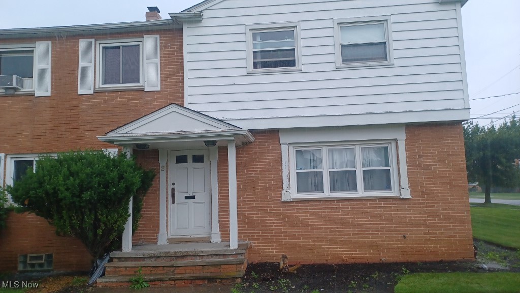 Very nice and spacious condo in a peaceful subdivision. 3 bedrooms 2 Bathrooms also has a full basement