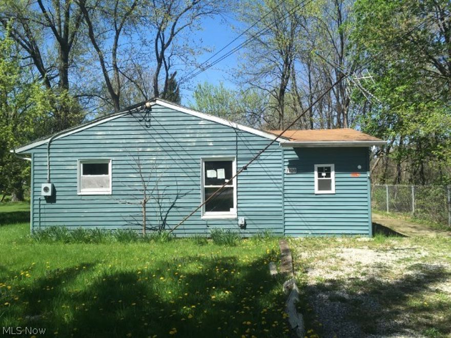 2 bed, 1 bath home located in Norton, OH. this is a nice size home with a large detached garage. Interior will need some
updating and repairs but could make a nice home!
