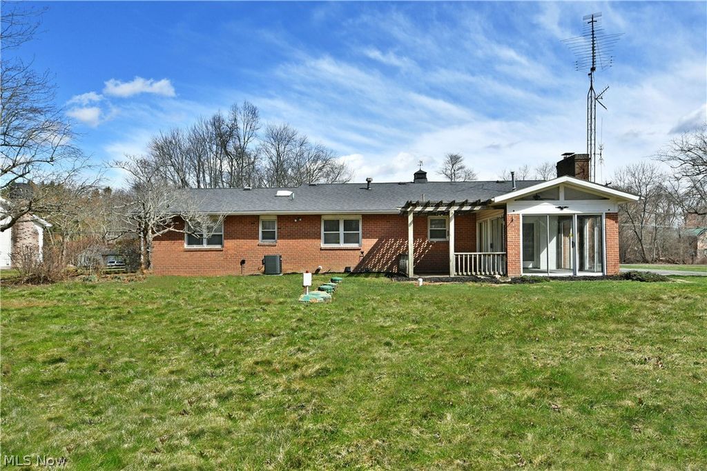 Photo of 928 Bedford Road, Brookfield, OH 44438 (MLS # 5193872)