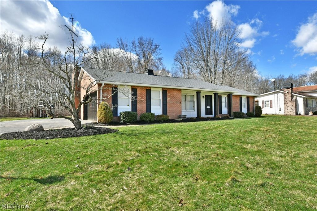 Photo of 928 Bedford Road, Brookfield, OH 44438 (MLS # 5193872)