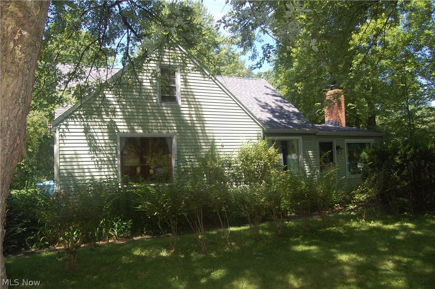 Wonderful opportunity in this 3BR 2BA Copley Cape Cod. The first floor master offers an en suite master bath. The kitchen is waiting for your touch with plenty of space to transform into your dream kitchen.  The large dining room opens to the quaint family room with fireplace and built-in book shelves.  One bedroom and full bath complete the first floor. The second floor offers a large bedroom with office and library area attached. Newer roof and updated electric. This home has loads of potential. Don't Miss out!