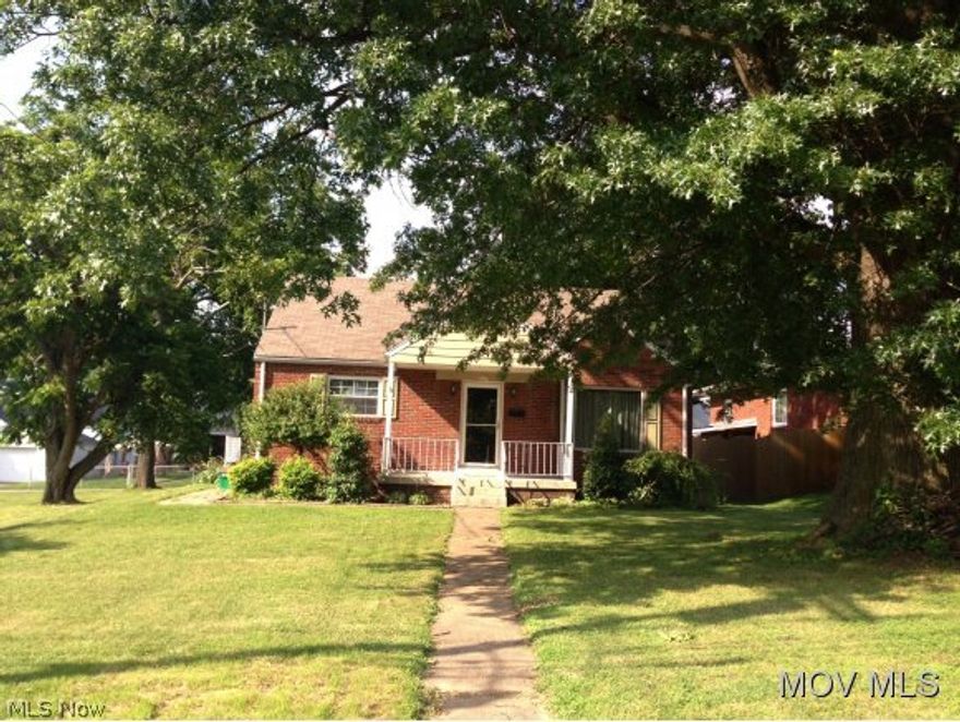 Come see this move-in ready brick Cape Cod! The home features hardwood floors and a newer kitchen with stainless appliances, a spacious living room, 2 first floor bedrooms and an upstairs 3rd bedroom or great home office. There is a full basement with a toilet and sink. The large lot has a fenced back yard.  Elem: Neale Elementary  Elem/Bus: N  JrHigh: Jackson  JrHigh/Bus: N  High: Parkersburg High  High/Bus: Y  Fire: VOL  Police: CTY  PossFreeGas: N  ;SQFT=Fin L1:1009, Fin L2:447, Fin Above:1456, Fin Total:1456, Unfin Bsmt:1009, Unfin Above:1009;PRKG= Off Street, Parking Pad