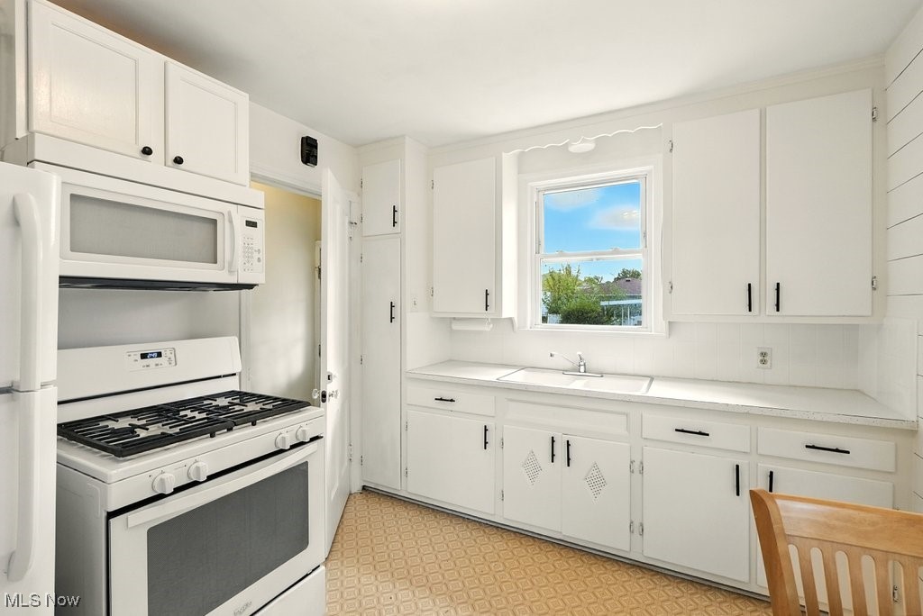 Willowick, Ohio 44095, United States, 2 Bedrooms Bedrooms, ,1 BathroomBathrooms,Residential,Contingent,207759