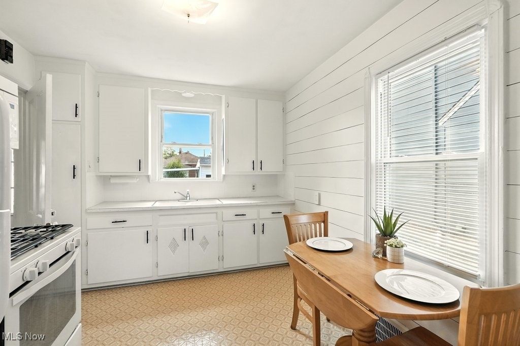 Willowick, Ohio 44095, United States, 2 Bedrooms Bedrooms, ,1 BathroomBathrooms,Residential,Contingent,207759