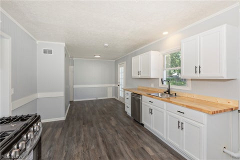 Tiny photo for 2215 Willowrow Avenue NE, Canton, OH 44705 (MLS # 5239724)