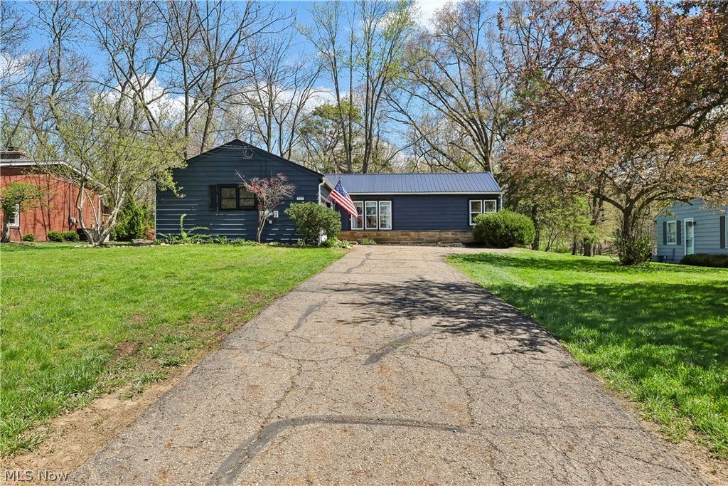 Photo of 267 Parkview Avenue, Wadsworth, OH 44281 (MLS # 5201747)