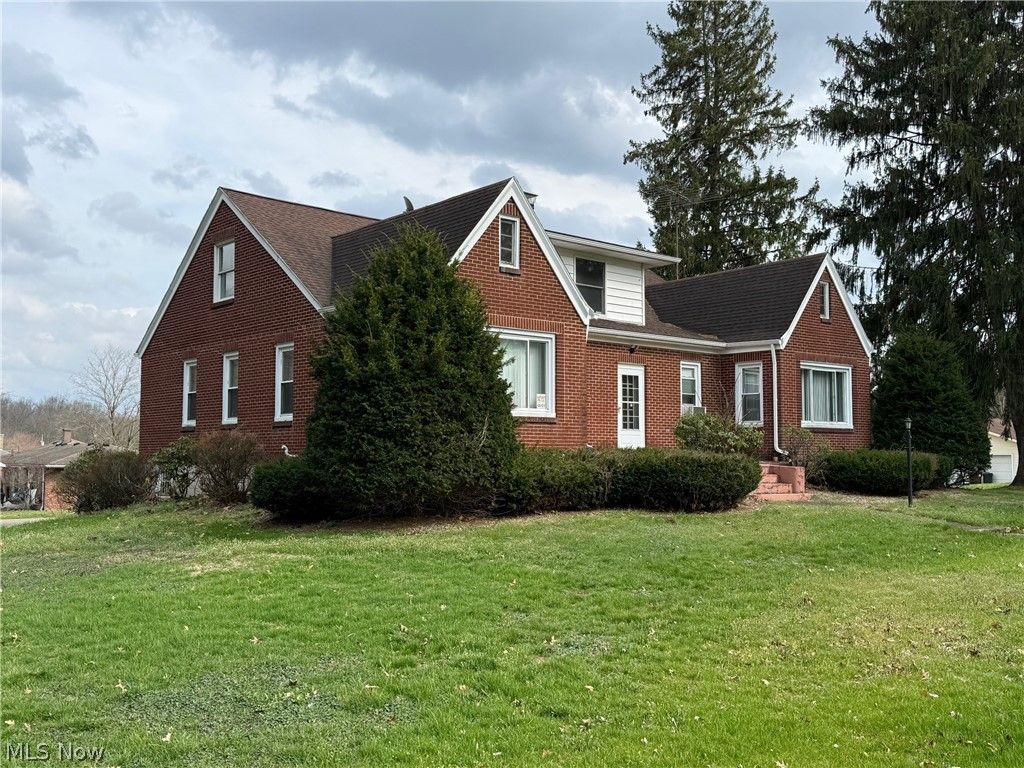 Photo of 814 North Road NE, Warren, OH 44483 (MLS # 5196782)