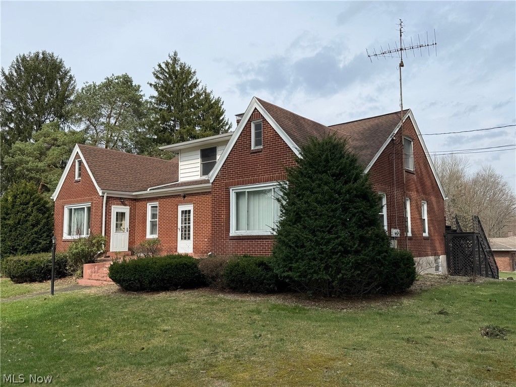 Photo of 814 North Road NE, Warren, OH 44483 (MLS # 5196782)