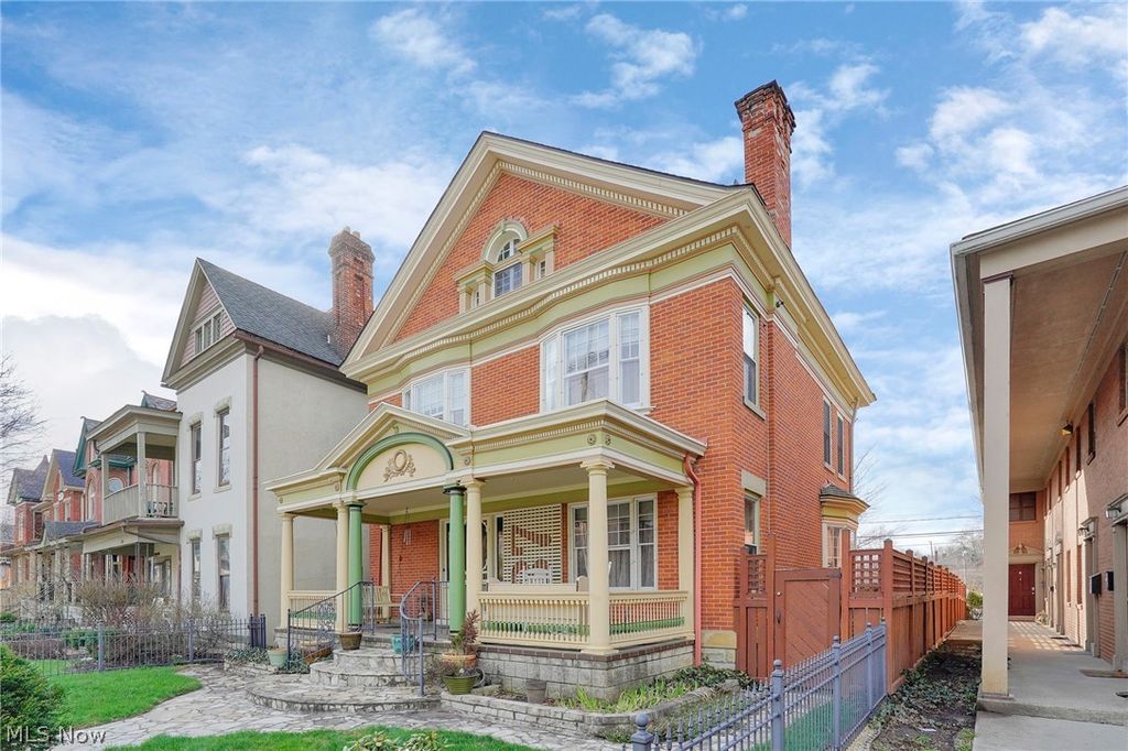 Photo of 137 King Avenue, Columbus, OH 43201 (MLS # 5195075)