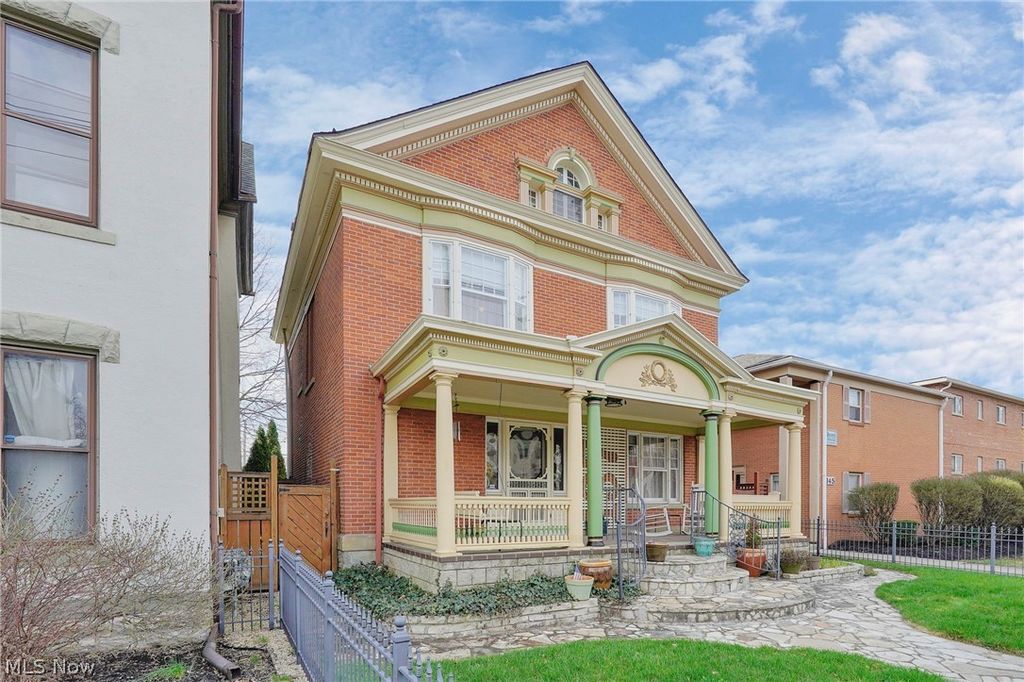 Photo of 137 King Avenue, Columbus, OH 43201 (MLS # 5195075)