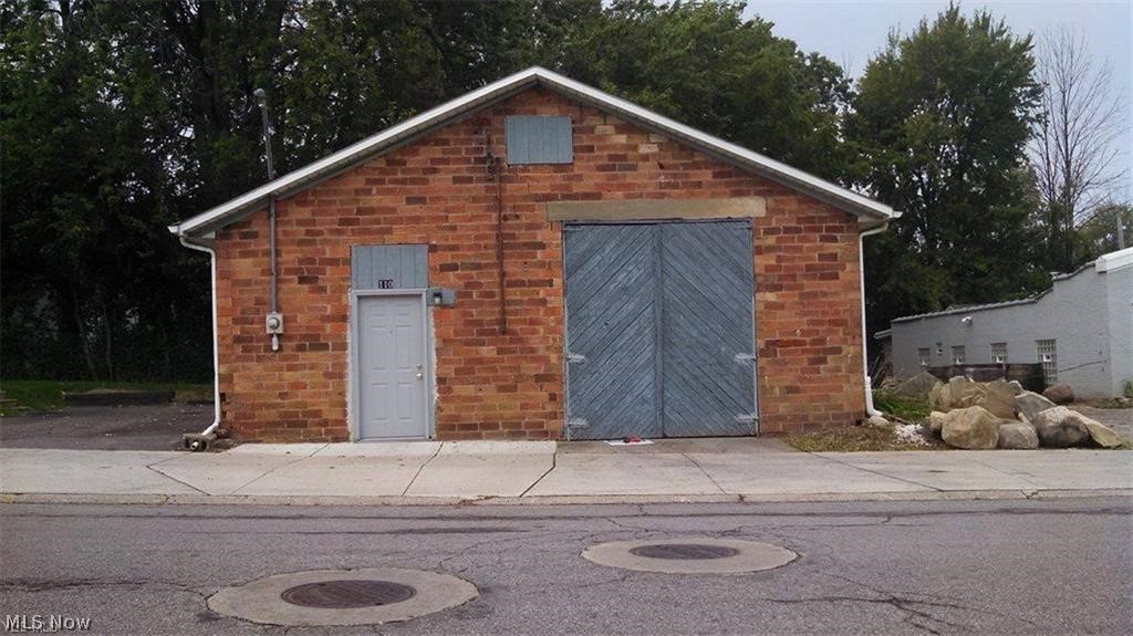 Great Central City of Elyria / Lorain County Location near ALL Major Area Highways and Interstates with easy access off Cleveland Street. Currently used as "cold storage" (no heat) warehouse. Ideal use would be Warehouse Storage, RV Recreational Vehicle, Boat, Auto and Seasonal Storage, possible auto mechanic / basic car care / auto detail, hobby workshop, District Distributional facility. Very nice versatile building.