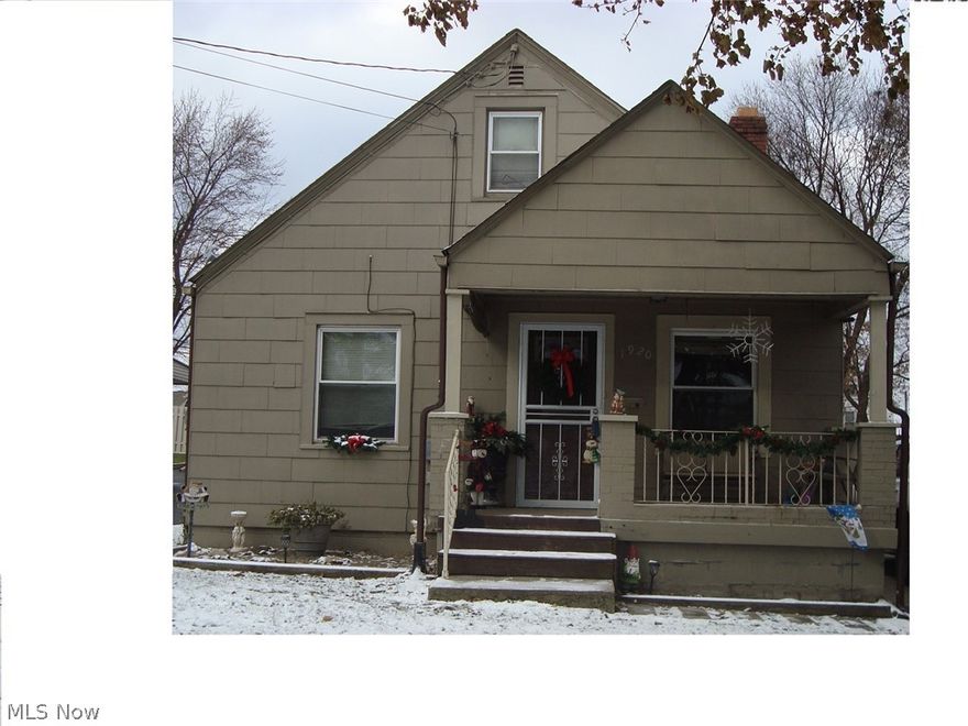 Great Curb appeal West Side Cape Cod. Just minutes to Youngstown State University and downtown Youngstown. 3 bedroom home, Great for investment / Rental property