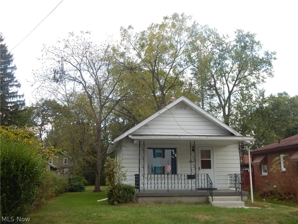 Step saver ranch style home. In the heart of Cuyahoga Falls, Featuring hardwood floors in living room. Updated kitchen with newer cabinets.
Mud room/Office , Nice size bedroom connecting to full bath. Enjoy the evenings on front or rear porch. Detached garage.
Large rear yard for activities.