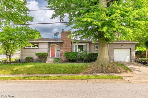 Homes For Sale - 1925 Quayle Drive<br/> Akron, OH 44312