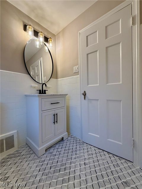 Tiny photo for 2216 Barrington Road, University Heights, OH 44118 (MLS # 5190668)