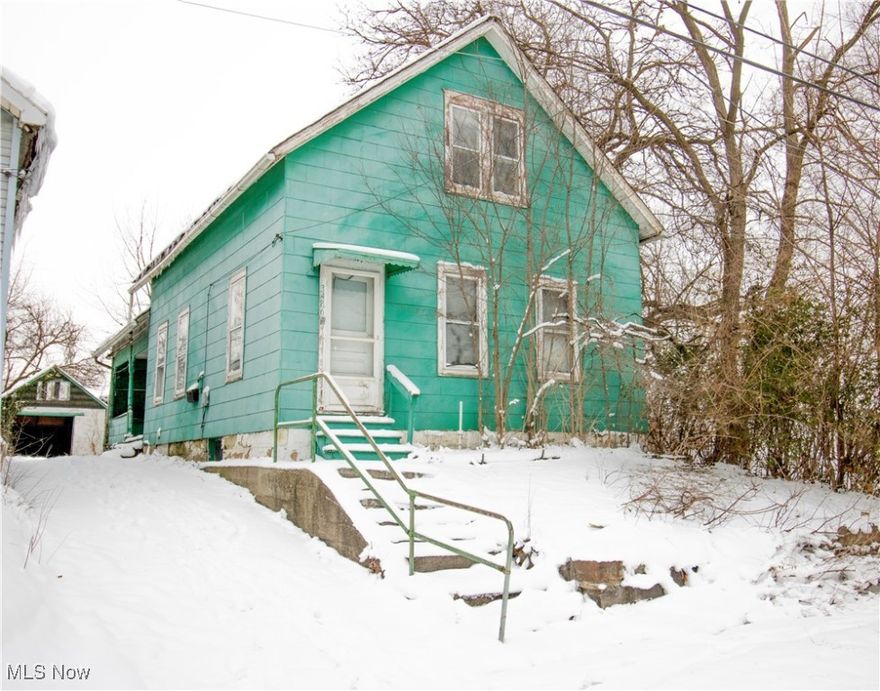Welcome to your next project at 3486 Kimmel Rd conveniently nestled in the east side of Cleveland OH! Have your crew bring this 3 Bedroom 1 Bath home back to it's glory!