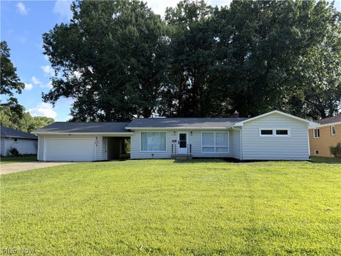 Homes For Sale - 447 Catherine Street<br/> Youngstown, OH 44505