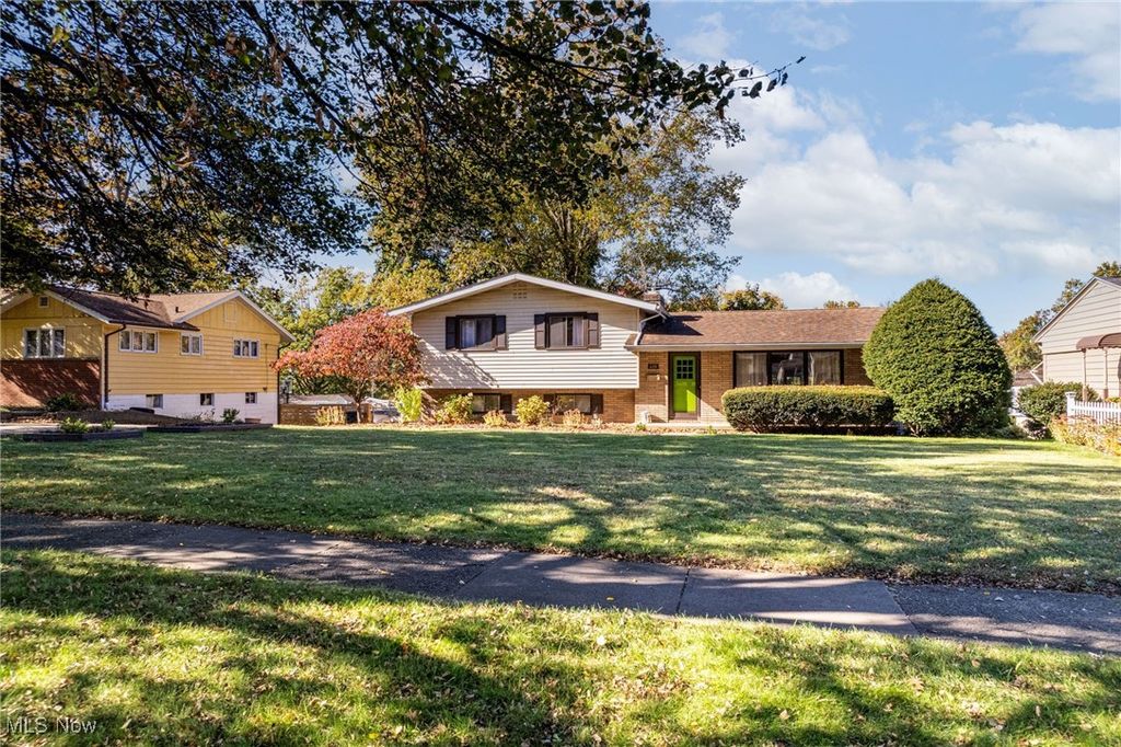 Photo of 620 Woodland Avenue, Wadsworth, OH 44281 (MLS # 5158674)