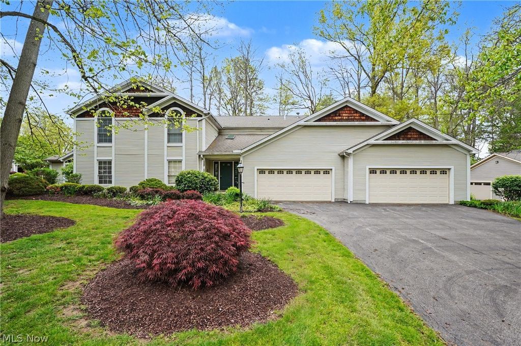 Photo of 1344 Fox Run Court, Youngstown, OH 44512 (MLS # 5209427)
