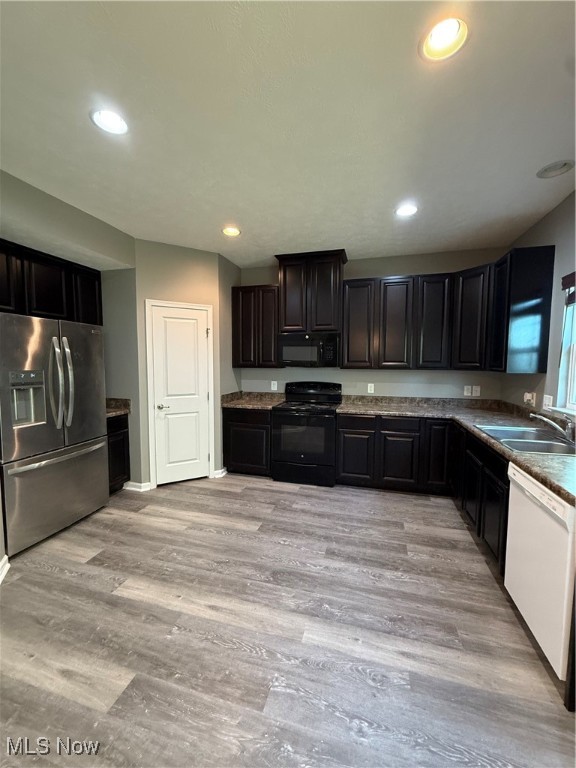 Emerald Estates 9 - Residential Lease