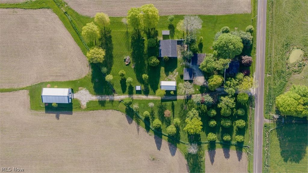 Photo of 9865 Tallmadge Road, Diamond, OH 44412 (MLS # 5210228)
