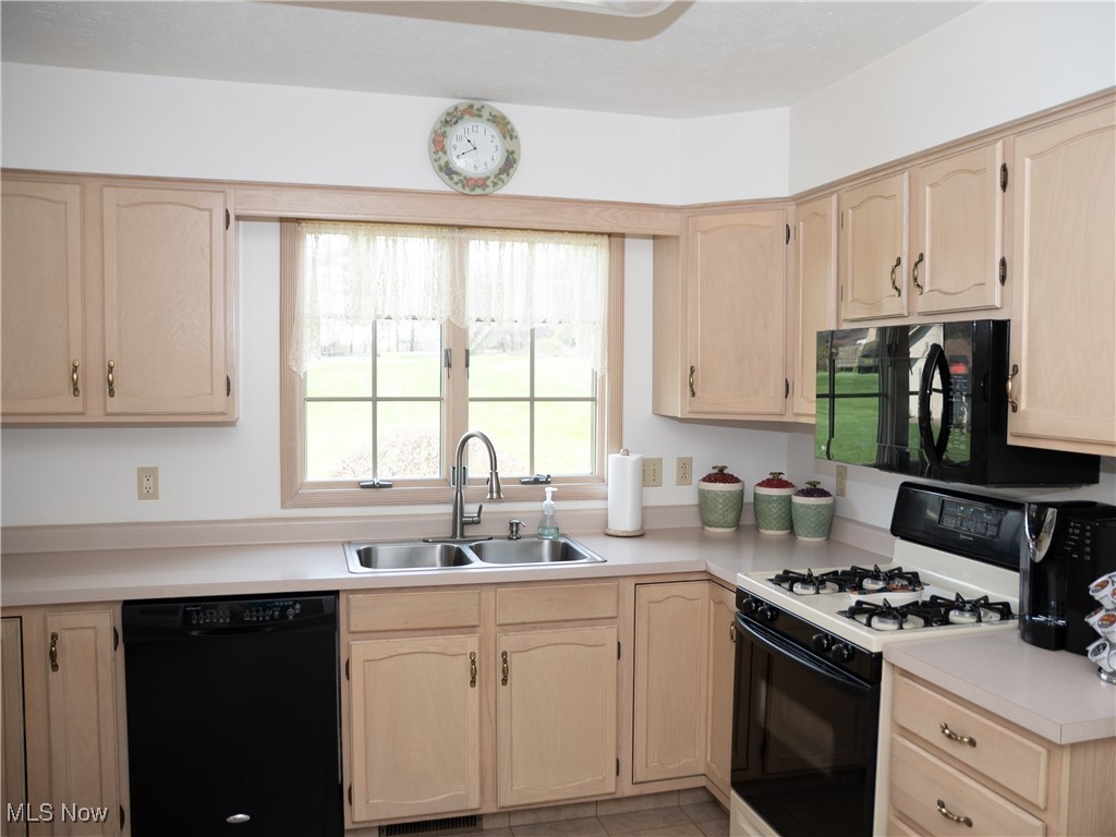 5481 Walnut Grove Circle, Struthers, Ohio image 3