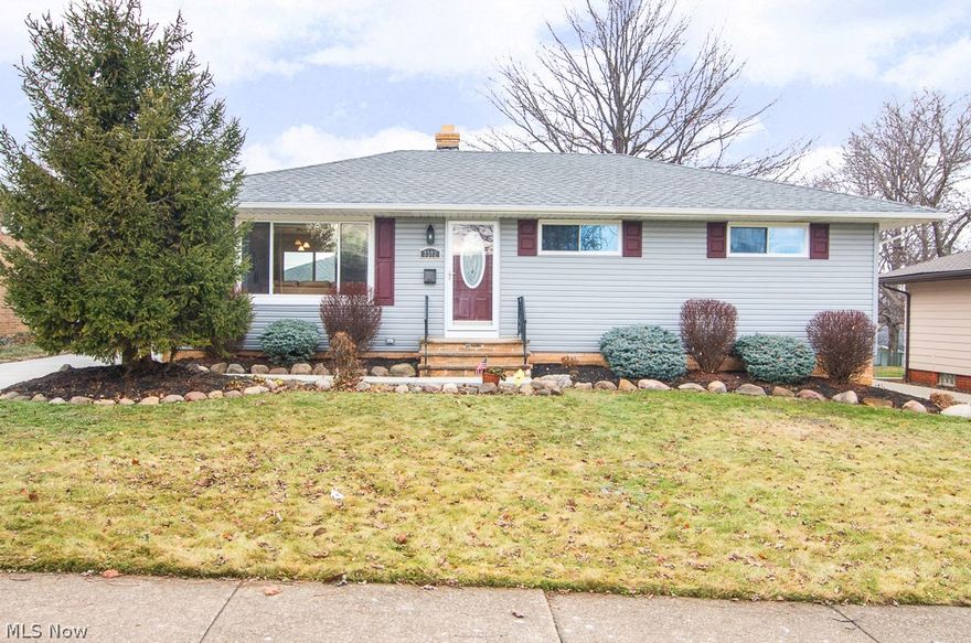 Move
right
into
this
completely
renovated
3
bedroom
1
1/2
bath
ranch
home.
As
you
walk
in
you
will
see
the
refinished
hardwood
floors,
modern
colors,
updated
lighting
fixtures
all
accented
by
your
updated
kitchen
with
Kraftmaid
cushion
close
cabinets,
granite
counters,
breakfast
bar,
full
pantry,
tile
floor,
glass
tile
backsplash,
recessed
lights
&
under
cabinet
lighting.
Enjoy
the
updated
bath
with
Jacuzzi
tub,
new
surround,
tile
floor
&
vanity
with
granite
counter.
Walk
into
your
newly
finished
lower
level
family
room
with
recessed
lights,
new
carpeting,
wired
for
surround
sound,
cable
&
home
office.
Additional
updates
include:
interior
&
exterior
doors,
Closetmaid
closets,
new
vinyl
windows,
vinyl
siding,
insulated
attic,
updated
electric
breaker
panel,
glass
block
windows,
newer
driveway,
2
1/2
car
garage
with
aluminum
door
&
new
opener.
Call
to
set
u