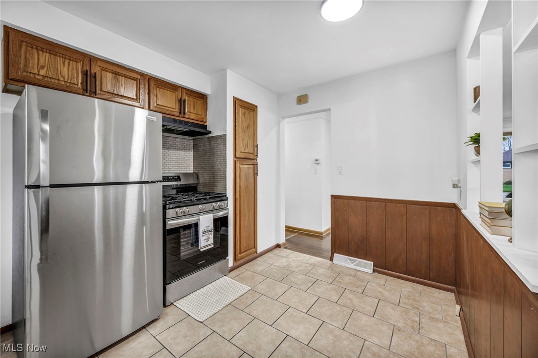16016 Rowena Avenue, Maple Heights, Ohio image 12