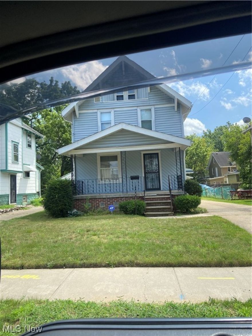 Welcome to 515 Wrlcome 616 West Thornton Street. Spacious 4 bedroom Colonial with large rooms. The exterior features vinyl Siding and 2 car garage.. Call for your private showing..